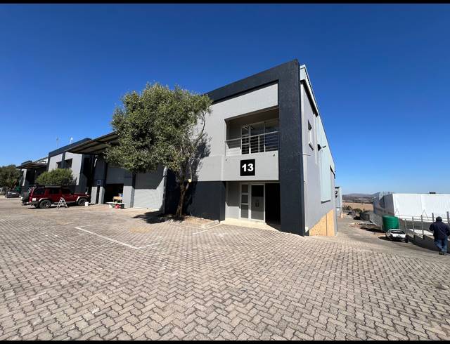 304M² WAREHOUSE TO LET IN LANSERIA